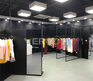 Espejo de tocador inteligente con atuendos de moda